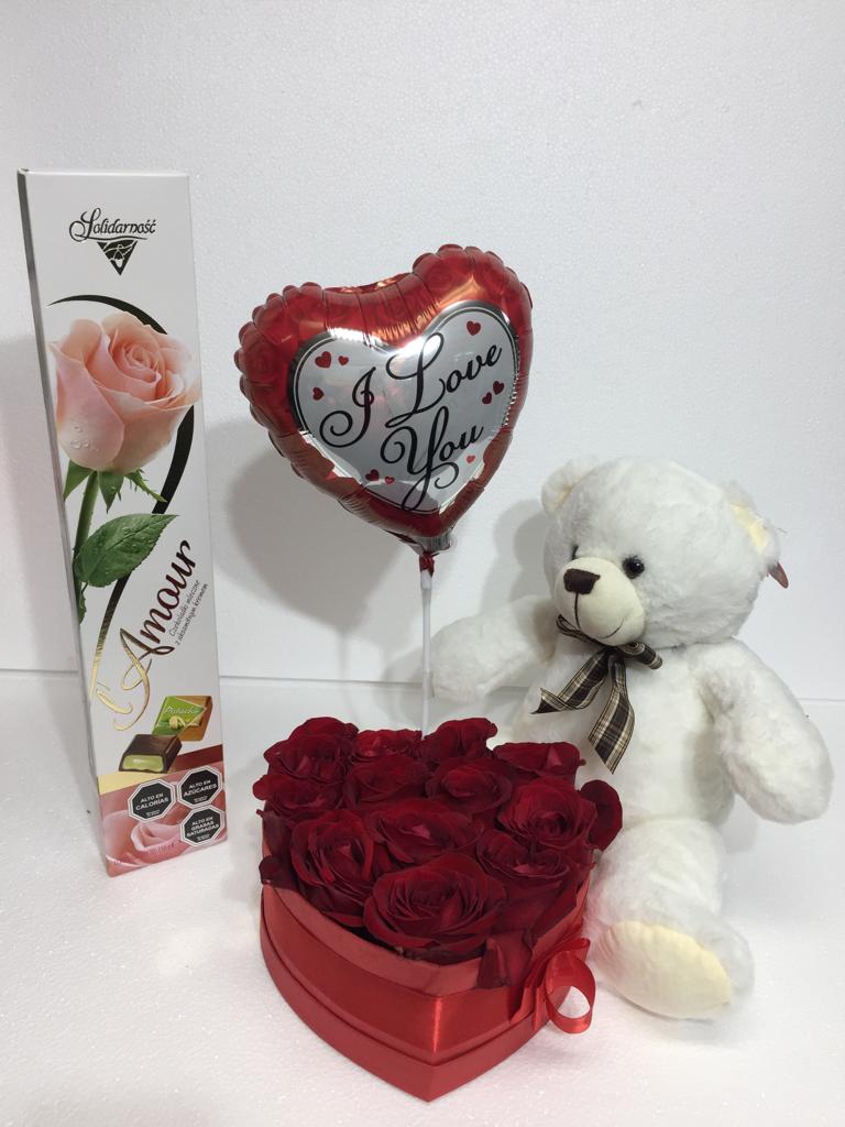 Caja corazn con 12 Rosas ms Bombones 116 Grs, Peluche blanco 26 cm y Globito